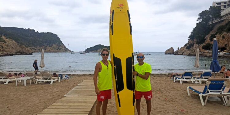 Socorristas del puerto de Sant Miquel con las nuevas tablas