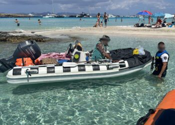 La lancha se acercaba a los bañistas ofreciendo combinados de bebidas alcohólicas en ses Illetes de Formentera.