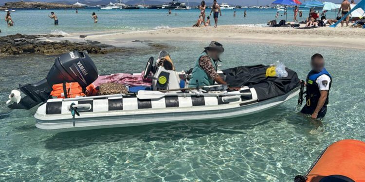 La lancha se acercaba a los bañistas ofreciendo combinados de bebidas alcohólicas en ses Illetes de Formentera.