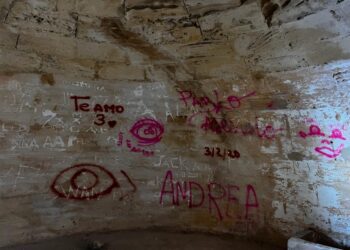 Pintadas, firmas, paredes rascadas directamente sobre la piedra. Este es el desolador aspecto del interior de la torre. Fotos Noudiari