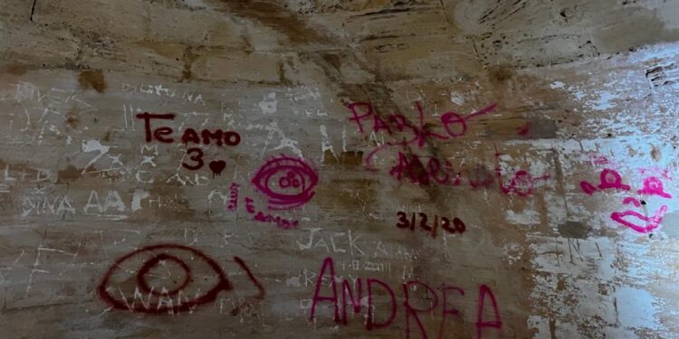 Pintadas, firmas, paredes rascadas directamente sobre la piedra. Este es el desolador aspecto del interior de la torre. Fotos Noudiari
