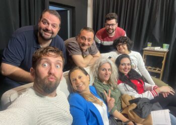 Elenco y director de 'Desokupados', obra que se estrena este sábado 5 de julio en el Teatro España de Santa Eulària. Fotos cedidas.