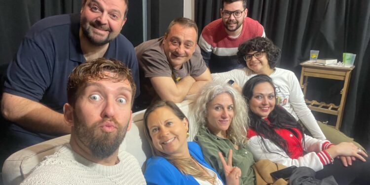 Elenco y director de 'Desokupados', obra que se estrena este sábado 5 de julio en el Teatro España de Santa Eulària. Fotos cedidas.