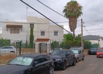 El cable ha quedado tan bajo que se puede tocar con la mano y supone un peligro. Foto J. R.