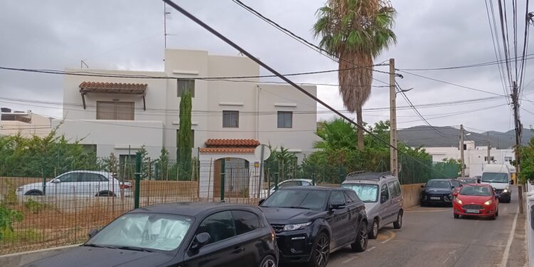 El cable ha quedado tan bajo que se puede tocar con la mano y supone un peligro. Foto J. R.