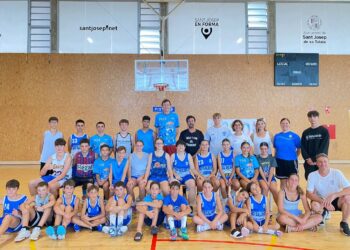 Los participantes del campamento reciben la visita de Gregor Fucka.