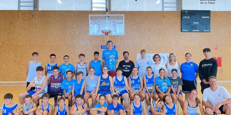 Los participantes del campamento reciben la visita de Gregor Fucka.