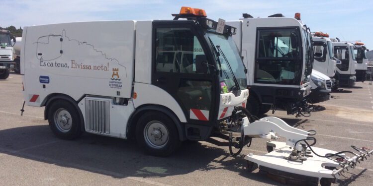 Vehículos de recogida de basura de Valoriza Ibiza.