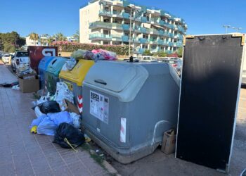 Imagen de una zona de contenedores del municipio a rebosar de basura. Fotos facilitadas por el PSOE de Santa Eulària.