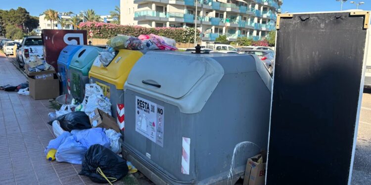 Imagen de una zona de contenedores del municipio a rebosar de basura. Fotos facilitadas por el PSOE de Santa Eulària.