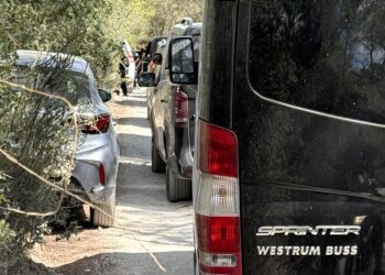 Acceso a la vivienda donde se celebró la fiesta colapsado por el tráfico de vehículos