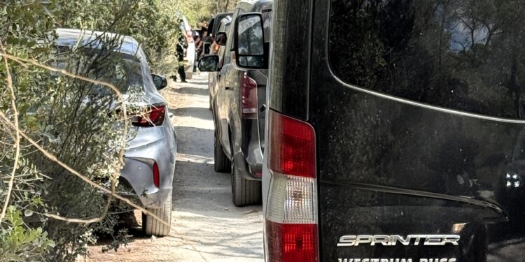 Acceso a la vivienda donde se celebró la fiesta colapsado por el tráfico de vehículos