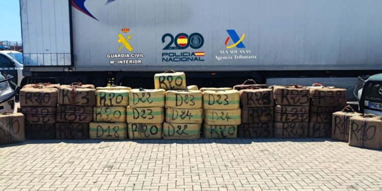 En la imagen, los fardos de hachís que iban en la caja del camión registrado en el puerto de Ibiza