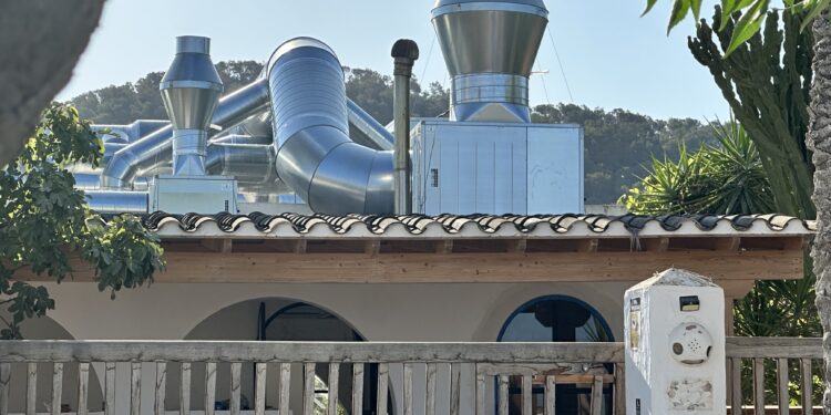 Aspecto del tejado en julio de este año. La estructura ha sido desmontada. Fotos Noudiari.es