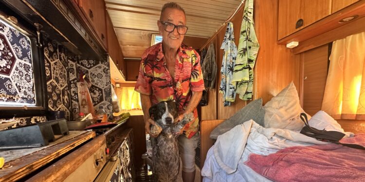 Manolo Morillas y su perrita Manchitas, dentro de la autocaravana en la que vive desde hace año y medio en un aparcamiento de titularidad privada en Santa Eulària. Fotos L. F. A.