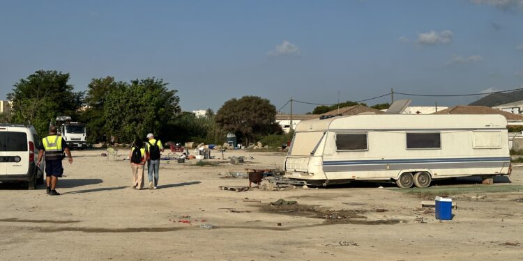 La caravana de Juan Montaño es una de las pocas que quedan hoy en es Gorg, que ha sido desalojado porque se va a construir un centro de baja exigencia. Fotos Noudiari.