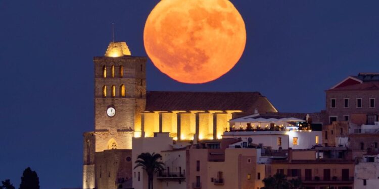 Espectacular luna de ciervo sobre Ibiza. Foto: Paco Natera