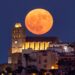 Espectacular luna de ciervo sobre Ibiza. Foto: Paco Natera
