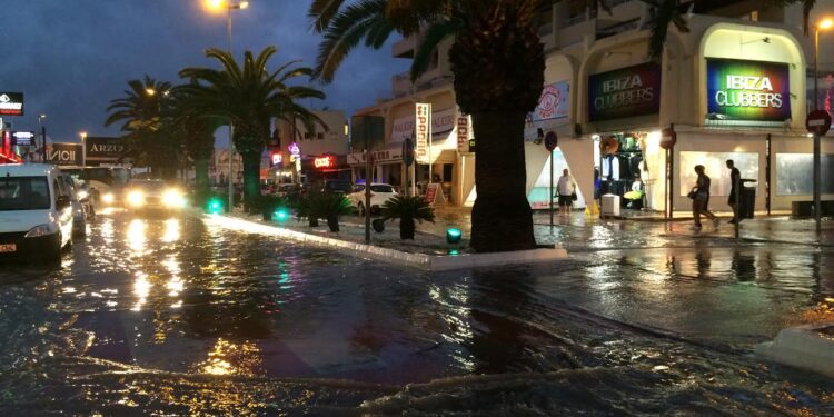 Una imagen de archivo de inundaciones en Platja d'en Bossa.