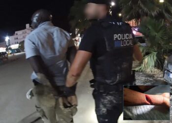Imagen de la detención del agresor y de la herida del policía, en pequeño.