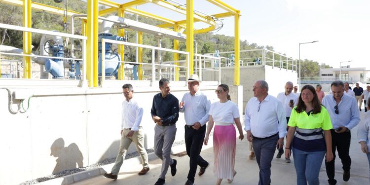 Un momento de la vista a las instalaciones de la planta de sa Coma