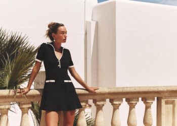 Una de las modelos, en el entorno del paseo marítimo y puerto deportivo de Santa Eulària. Copyright Zara Inditex.