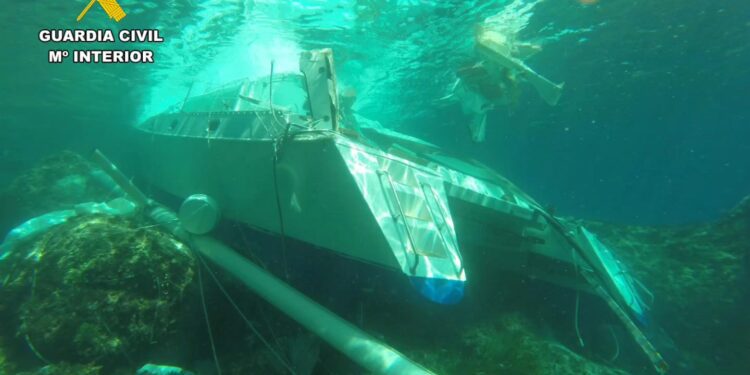 El catamarán, hundido tras el accidente.