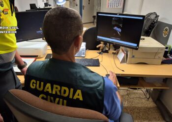 La Guardia Civil revisa el vídeo desde un ordenador