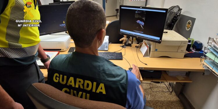 La Guardia Civil revisa el vídeo desde un ordenador