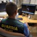 La Guardia Civil revisa el vídeo desde un ordenador