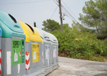 Una de las cámaras ya instalada junto a contenedores desde donde se podrá monitorizar si se hace un gran vertido, por ejemplo.