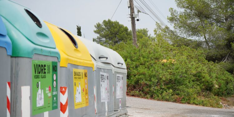 Una de las cámaras ya instalada junto a contenedores desde donde se podrá monitorizar si se hace un gran vertido, por ejemplo.