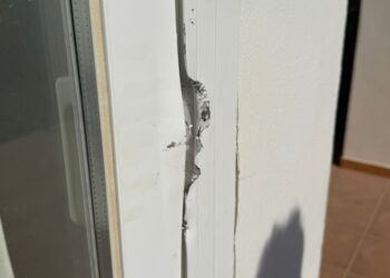 Imagen de la puerta corredera de una terraza que fue forzada