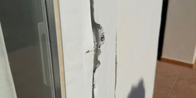Imagen de una puerta corredera de una terraza forzada por okupas