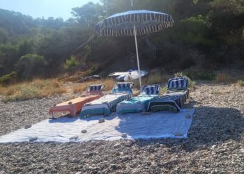 Cada día, desde finales de julio, una furgoneta de una empresa de villas privadas hace este despliegue en la playa. Fotos C. Planells cedidas a Noudiari