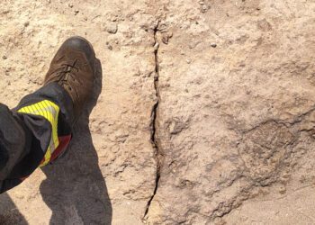Las grietas en las rocas han hecho saltar las alarmas.
