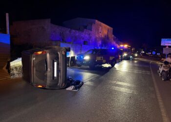 Vehículo volcado en Can Ramon durante la intervención.