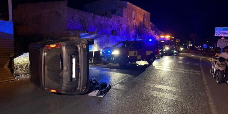 Vehículo volcado en Can Ramon durante la intervención.