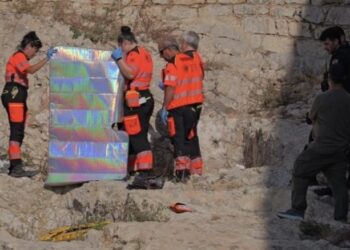 Sanitarios de Ibiza haciendo sombra y protegiendo a un herido con un parasol de coche en una imagen remitida por USAE.