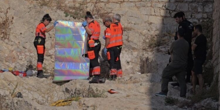 Sanitarios de Ibiza haciendo sombra y protegiendo a un herido con un parasol de coche en una imagen remitida por USAE.