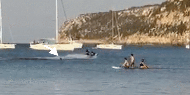 Bañista a punto de ser embestido por la moto de agua en Formentera, en esta captura de uno de los vídeos grabados por un residente. Imagen cedida a Noudiari por Jaume Escandell.