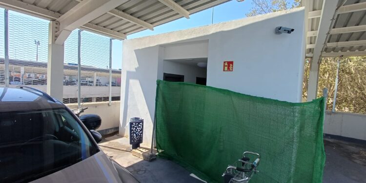 Baños cerrados en el aparcamiento del Aeropuerto de Ibiza. En este caso son los de la P-1 Norte. Fotos Noudiari 2