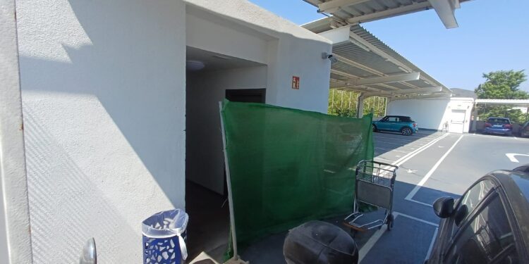Baños inoperativos en el aparcamiento del aeropuerto de Ibiza en una imagen de archivo. Noudiari.es