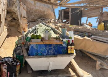 Barra del bar montado en una barca con preparados para hacer mojitos.