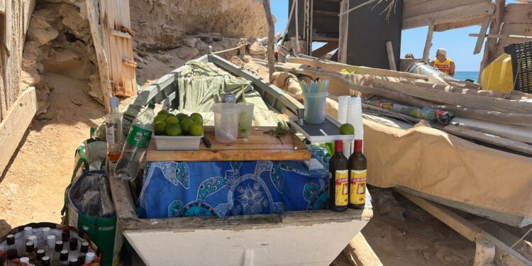 Barra del bar montado en una barca con preparados para hacer mojitos.