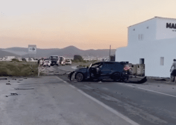 Imagen de uno de los vehículos implicados, en una captura del vídeo de Exponiendo Ibiza Instagram en el que se ve la señal del radar de velocidad.