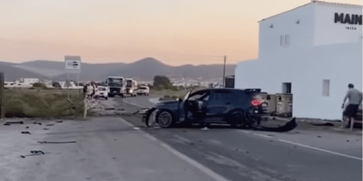Imagen de uno de los vehículos implicados, en una captura del vídeo de Exponiendo Ibiza Instagram en el que se ve la señal del radar de velocidad.