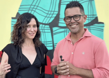 Isabel Díaz Ayuso junto al alcalde Rafa Triguero en el centro de Sa Coma para promover las adopciones.