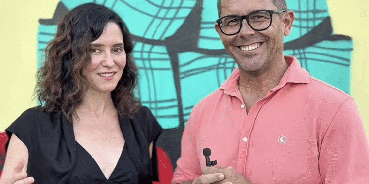 Isabel Díaz Ayuso junto al alcalde Rafa Triguero en el centro de Sa Coma para promover las adopciones.