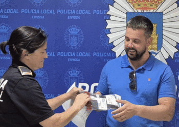 El propietario de la cartera la ha recogido en dependencias policiales agradeciendo que está todo intacto.